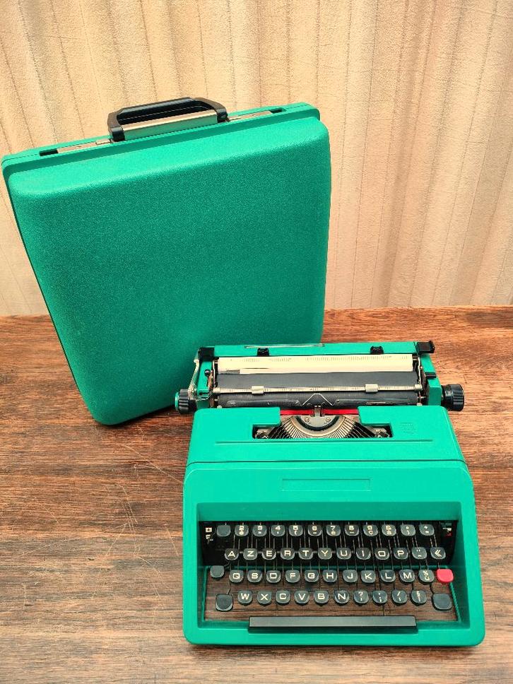 Typemachine OLIVETTI STUDIO 45. AZERTY. Jaartal 1972., Diversen, Typemachines, Gebruikt, Ophalen of Verzenden