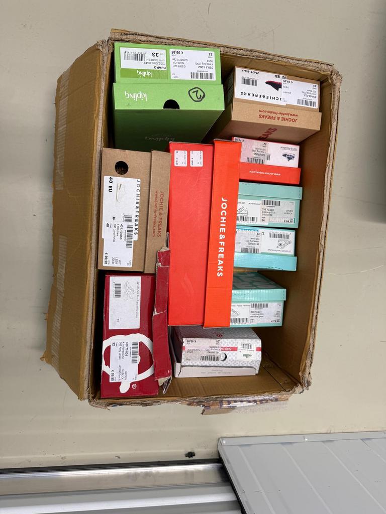 Partij van ongeveer 100 kinderschoenen, Ophalen, Jongen of Meisje, Schoenen, Nieuw