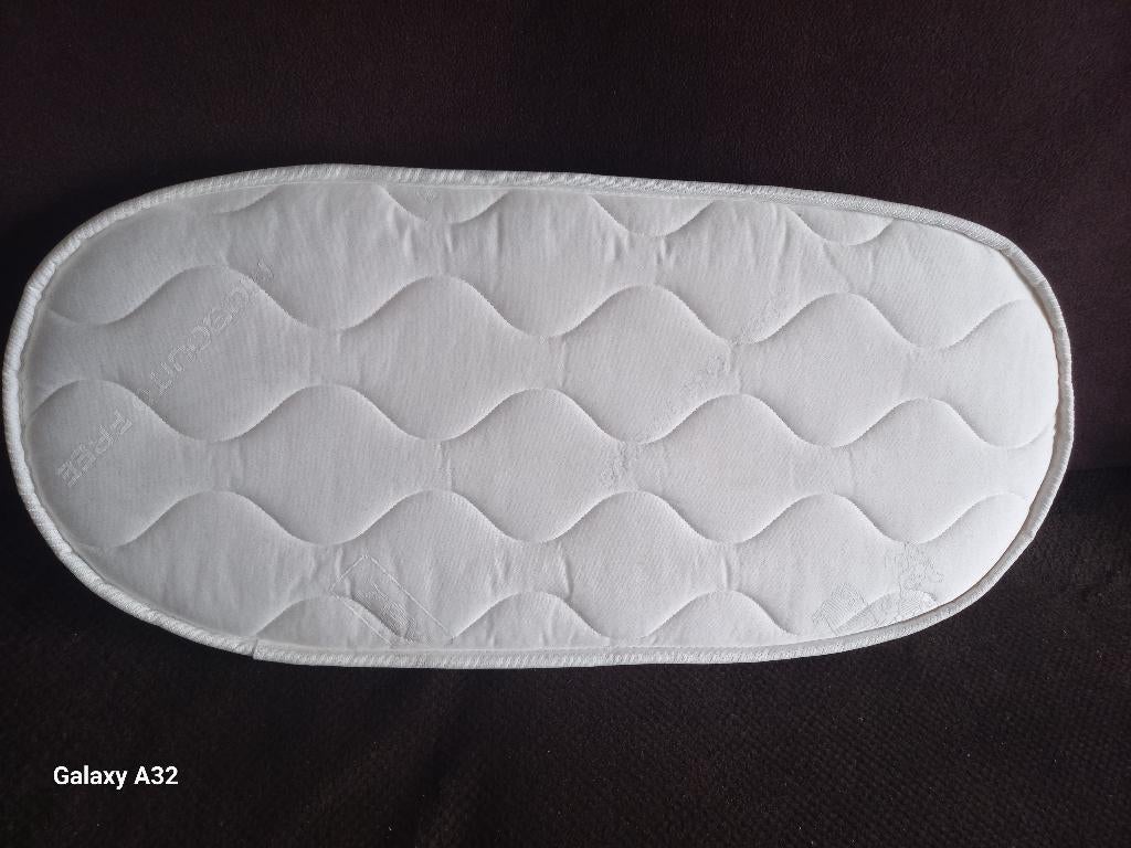Nieuw ovaal wieg matrasje matras 34x76 cm en 2 hoeslakentjes, Kinderen en Baby's, Babywiegjes en Ledikanten, Ophalen of Verzenden