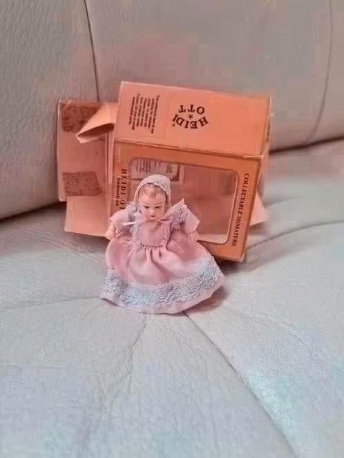 Heidi Ott miniatuur popje baby 4.5 cm  in originele kleding, Ophalen of Verzenden