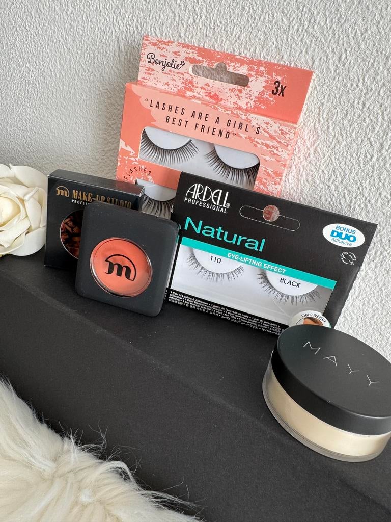 Make-Up setje - wimpers - blusher - banana powder - NIEUW, Gehele gezicht, Zwart, Nieuw, Ophalen of Verzenden
