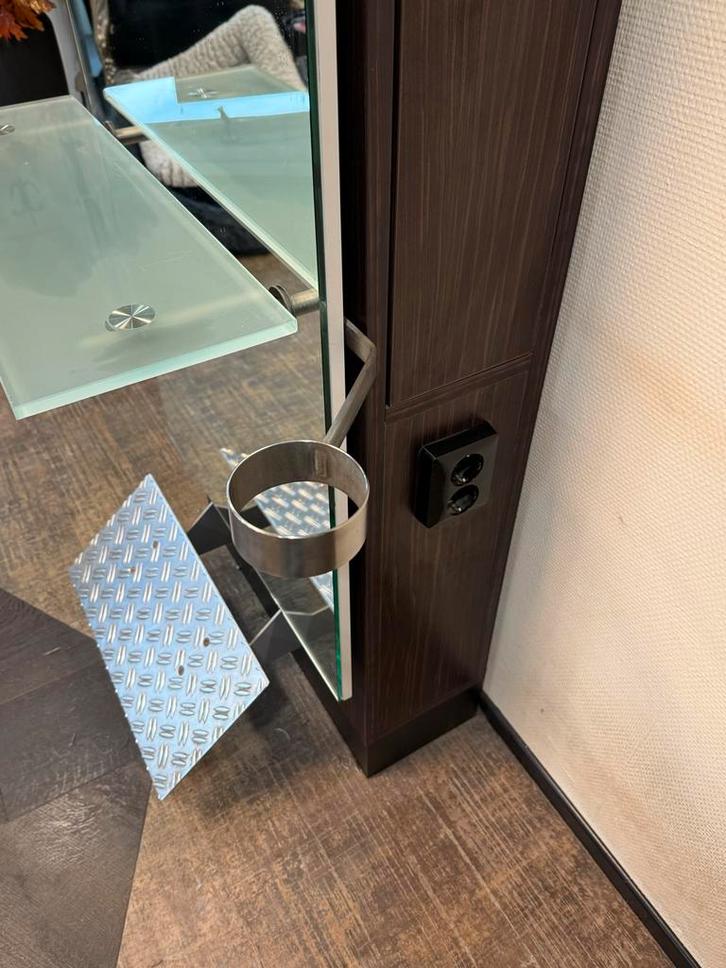 Kappersspiegel Inline met achterkast, voetensteun en fohnhou, Diensten en Vakmensen, Kappers en Thuiskappers