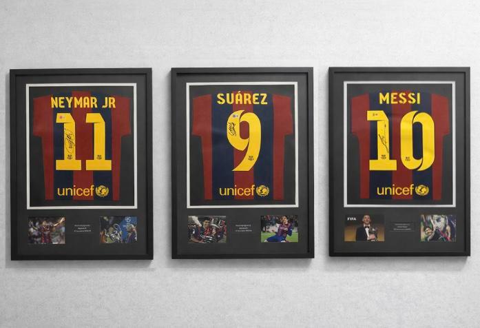 Ingelijst Gesigneerd Shirt van Messi, Luis Suárez en Neymar, Sport en Fitness, Voetbal, Nieuw, Shirt, Ophalen of Verzenden
