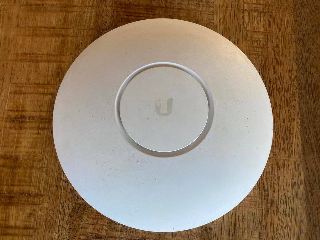 Ubiquiti UniFi Access Point AC LR, Computers en Software, Accesspoints, Ophalen of Verzenden, Zo goed als nieuw