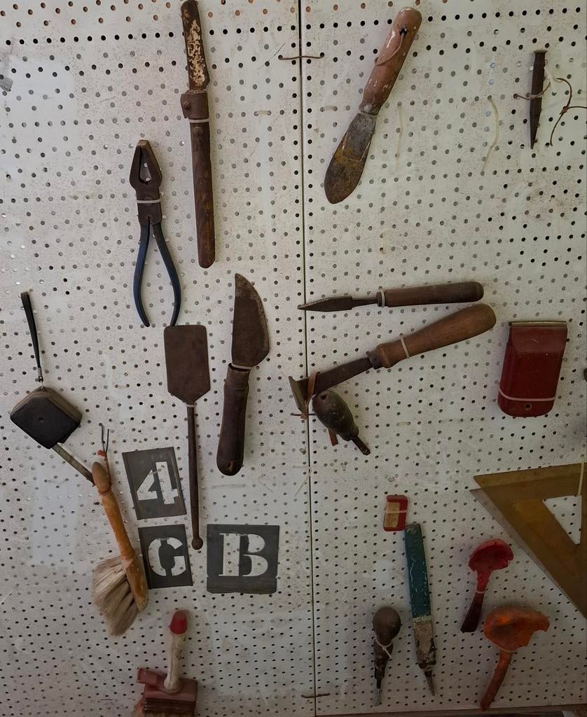 Diverse oude gereedschappen voor de schilder, Ophalen