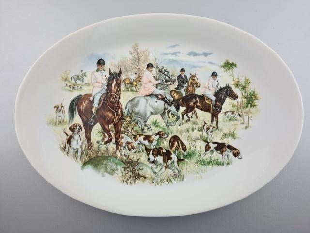 Serveerschaal met jachttafereel, Keramiek, Nieuw, Ophalen of Verzenden, Schaal of Schalen