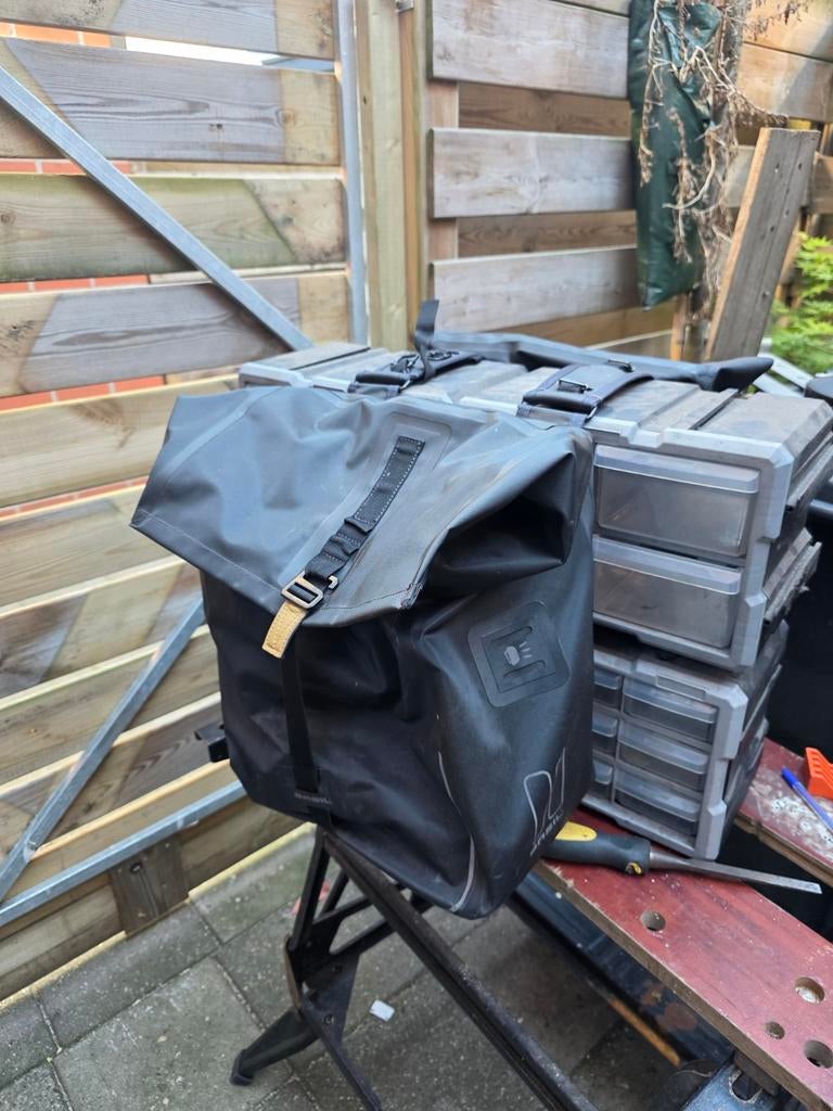 Zwarte basil dubbele fietstassen, Fietsen en Brommers, Fietsaccessoires | Fietstassen, Ophalen, Zo goed als nieuw, Basil  zwart