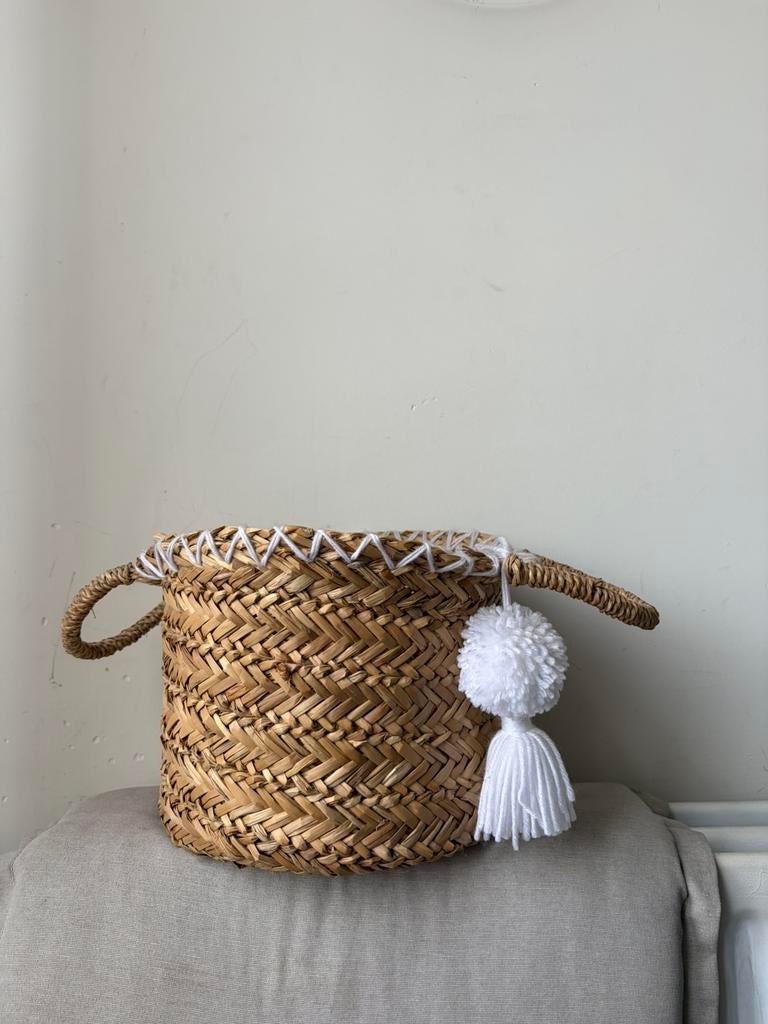 Gevlochten rieten mand, Huis en Inrichting, Woonaccessoires | Schalen en Manden, Zo goed als nieuw, Mand, Rond, Riet, Ophalen