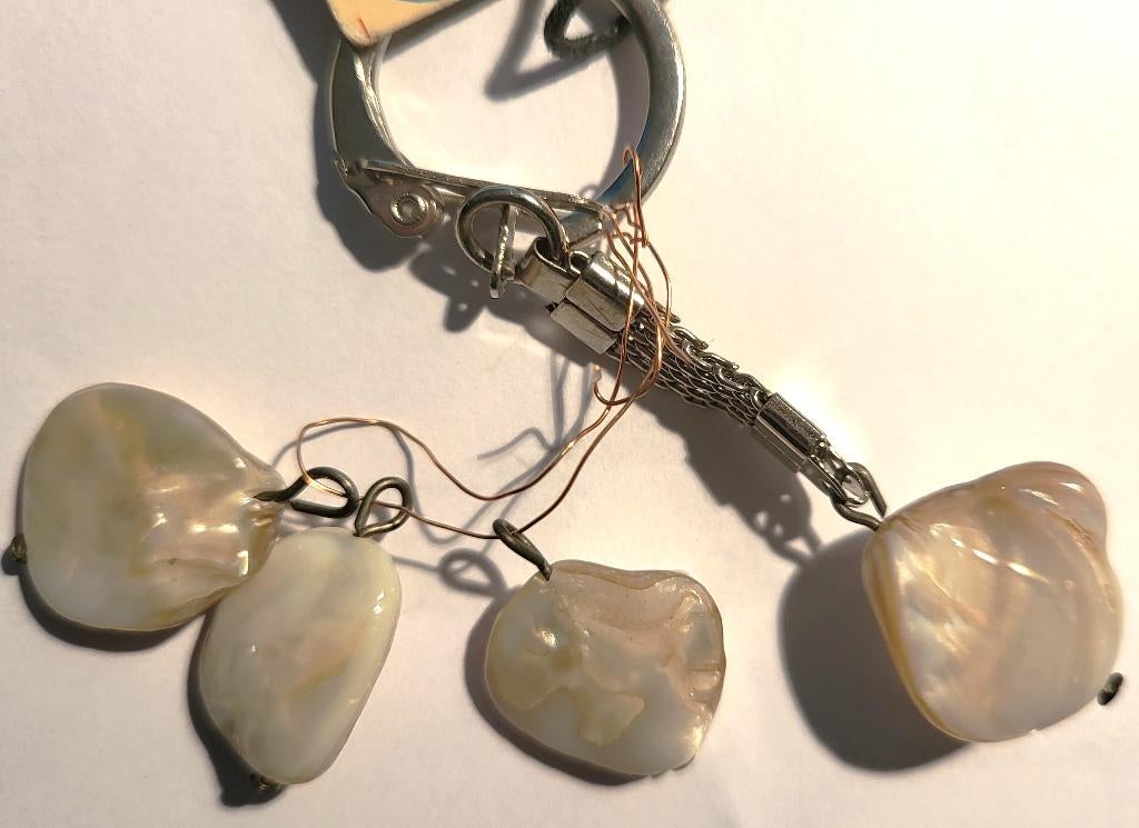 Parel. Hanger sleutelhanger van een stukje parelmoer schelp,, Ophalen of Verzenden, Nieuw
