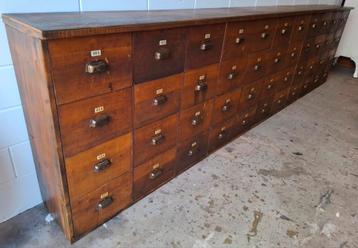 XXL vintage/industriële ladekast, grote houten winkelkast beschikbaar voor biedingen