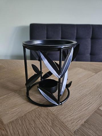 Waxbrander zwarte blaadjes beschikbaar voor biedingen