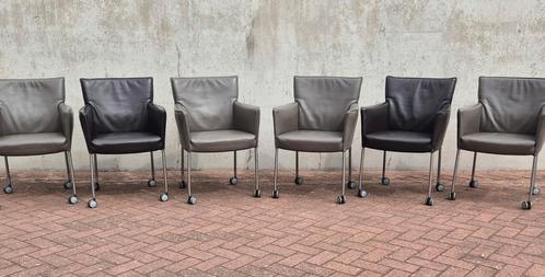 Design On Stock eetkamerstoelen Arma leer grijs bruin wielen, Huis en Inrichting, Stoelen, Zo goed als nieuw, Vijf, Zes of meer stoelen