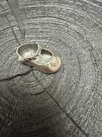 Zilveren miniatuur kinderschoentje met bloemetjes, Ophalen of Verzenden, Zilver