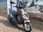 Mooie Piaggio Zip (snor) met veel extra’s, Maximaal 25 km/u, Benzine, 50 cc, Zo goed als nieuw