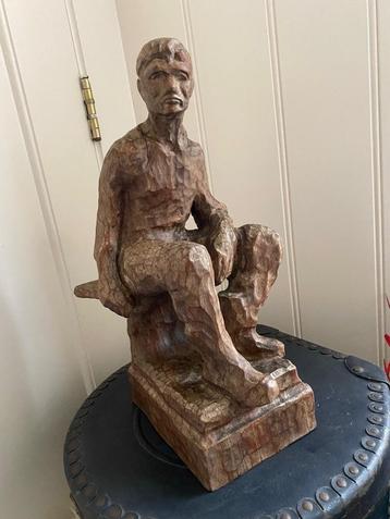 Vintage houten beeld, zittende man  beschikbaar voor biedingen