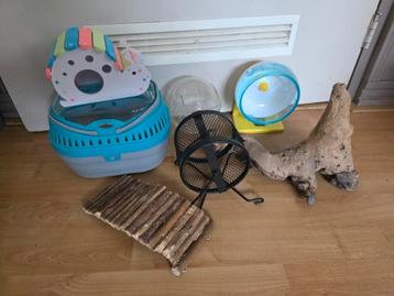 Hamster spulletjes in zeer nette staat huisje looprad beschikbaar voor biedingen
