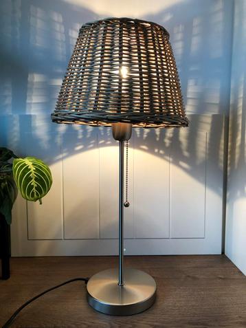 Mooie rieten lamp met metalen voet beschikbaar voor biedingen