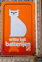 Vintage sticker Witte kat batterijen oranje achtergrond, Verzamelen, Ophalen of Verzenden, Zo goed als nieuw, Overige typen