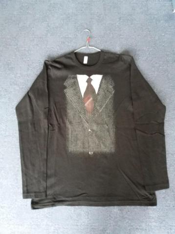 Een zwart T-Shirt  met een Smoking print op de voorkant. beschikbaar voor biedingen