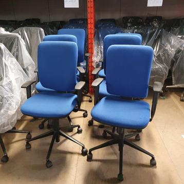 15x blauwe BETA bureaustoelen verrijdbaar met armleuningen beschikbaar voor biedingen