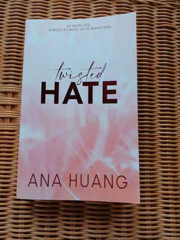 Twisted Hate - Ana Huang - Nieuwstaat beschikbaar voor biedingen