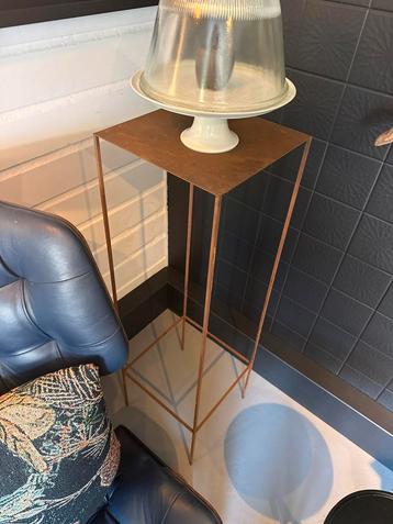 Roestig hoog frame, zuil, hoge tafel beschikbaar voor biedingen