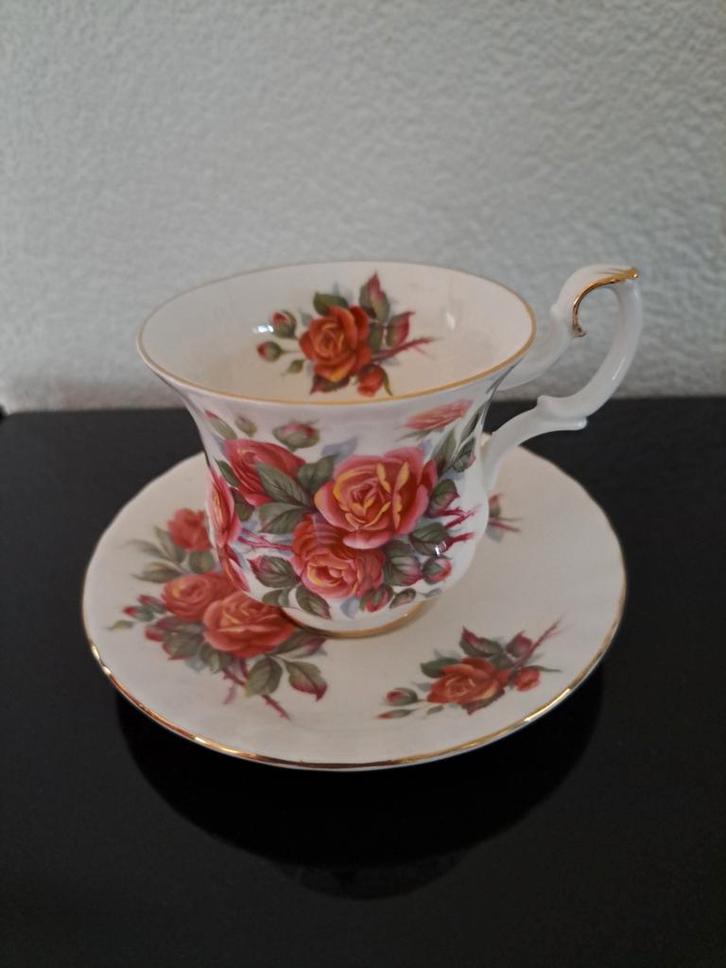 Vintage Royal Albert Theekop en Schotel, Antiek en Kunst, Antiek | Servies los, Ophalen of Verzenden