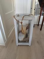Groot Brocante windlicht, wit hout en glas. 45 cm hoog., Huis en Inrichting, Woonaccessoires | Kandelaars en Kaarsen, Ophalen
