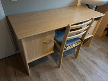 Bureau met dubbele kastjes en houten bureaustoel beschikbaar voor biedingen