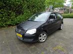 Volkswagen Polo MET AIRCO & EVT NIEUW JAAR APK!, Voorwielaandrijving, 15 km/l, Gebruikt, Zwart