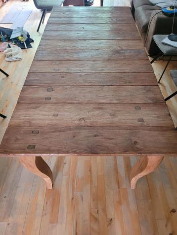 Teak houten tafel beschikbaar voor biedingen