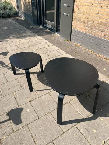 twee salontafels beschikbaar voor biedingen