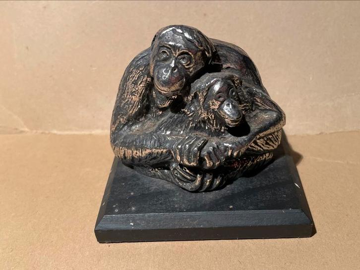 WWF Orang-oetan met jong verzilverd tinnen/ verzilverd beeld, Antiek en Kunst, Antiek | Tin, Ophalen of Verzenden