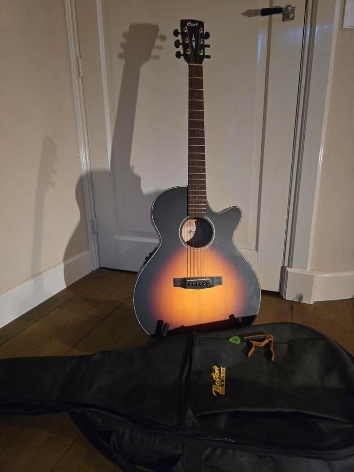 Cort SFX-E 3 TSS semi Akoestische Gitaar + Accessoires, Muziek en Instrumenten, Snaarinstrumenten | Gitaren | Akoestisch, Zo goed als nieuw