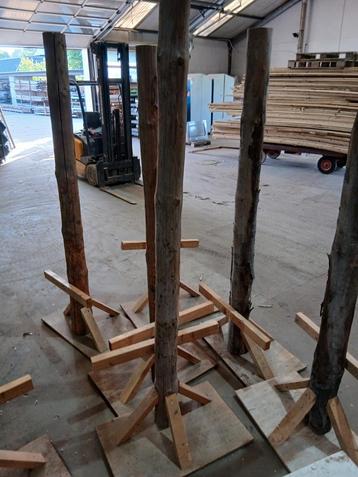 Houten paal met frame beschikbaar voor biedingen