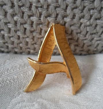 Broche letter A. Verguld. beschikbaar voor biedingen