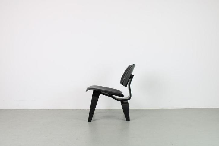Vitra Plywood LCW, Zwart essen met zwart leer, Huis en Inrichting, Stoelen, Zo goed als nieuw, Eén, Leer, Zwart, Ophalen