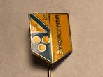 Emaille K S EERNEGEM VOETBALCLUB Speld (Blauw/Geel/Metaalkl), Verzenden, Zo goed als nieuw, Sport, Speldje of Pin
