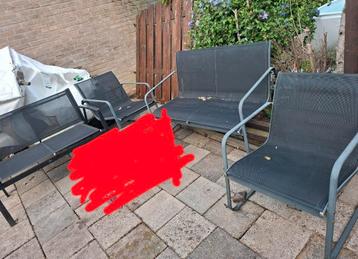 Bankjes en stoelen beschikbaar voor biedingen