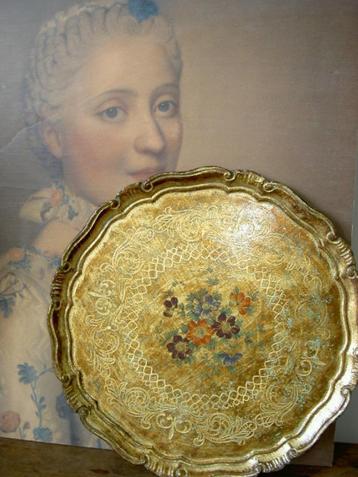 Rond dienblad beschikbaar voor biedingen