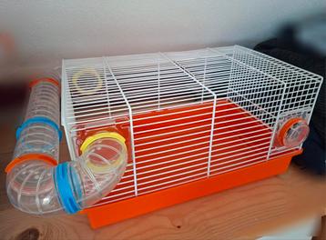 Mooie Ferplast hamsterkooi met buizen, zgan beschikbaar voor biedingen