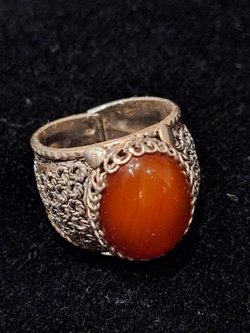 Vintage bewerkte ring steen tribal art beschikbaar voor biedingen