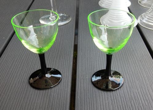 2 optisch geblazen uraniumglazen shot / borrelglaasjes, Antiek en Kunst, Antiek | Glas en Kristal, Ophalen of Verzenden
