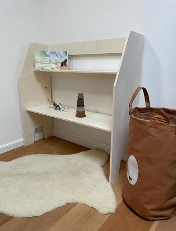 Playstand / kinderbureau beschikbaar voor biedingen