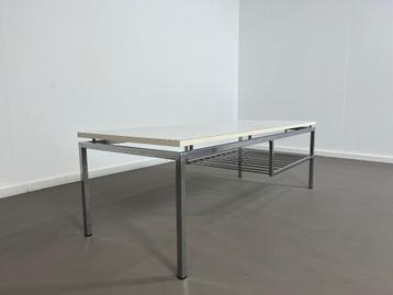 salontafel met een wit formica blad van Stiemsma, jaren 70 beschikbaar voor biedingen
