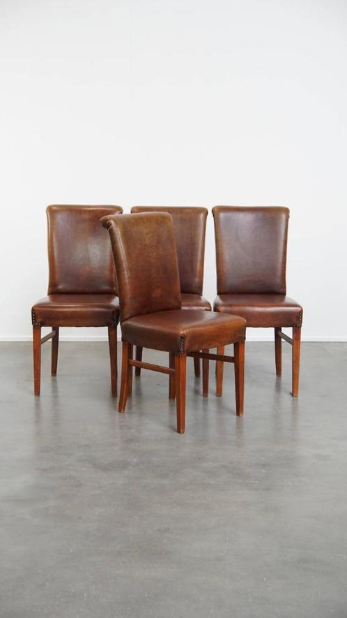 Set van 4 eetkamerstoelen van schapenleer met siernagels, Huis en Inrichting, Stoelen, Gebruikt, Vier, Leer, Bruin, Ophalen