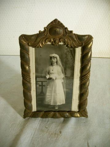 Antiek fotolijstje met communicante. beschikbaar voor biedingen