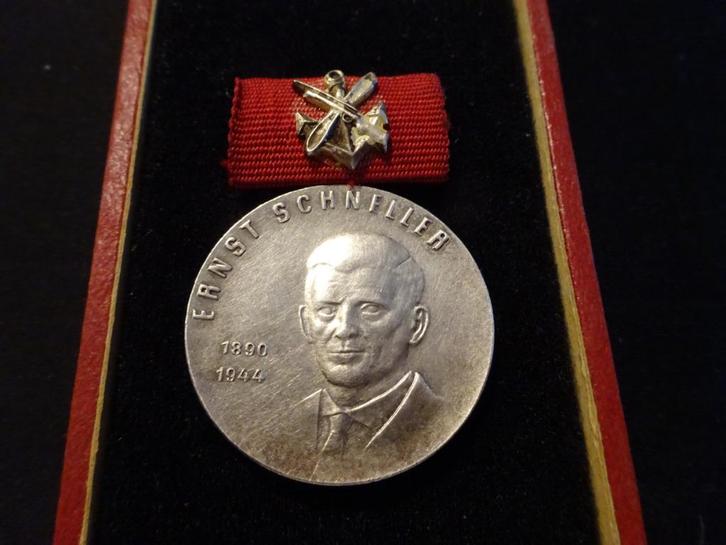 DDR:  Ernst Schneller medaille zilver, Verzamelen, Militaria | Algemeen, Landmacht, Lintje, Medaille of Wings, Duitsland, Ophalen of Verzenden