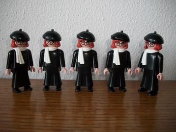 man met alpinopet en bril beschikbaar voor biedingen