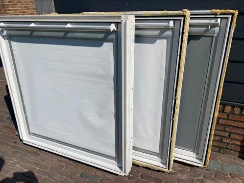 VELUX 114x118 GGL SK06 wit dakraam kantelraam zolderraam, Doe-het-zelf en Verbouw, Hang- en Sluitwerk, Gebruikt, Slot, Rvs, Ophalen of Verzenden